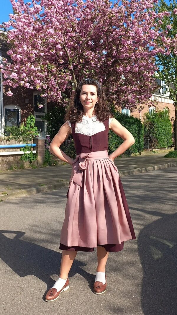 Dirndlkleid Trachtenkleid kaufen Traditionelles Gunstiges Designer Mode Festliches Exklusives Dirndl Oktoberfest dress Traditional German outfit Authentic Buy online shop Bavarian Modern fashion Exclusive sizes Festive trend Brand Luxury rosa dirndl