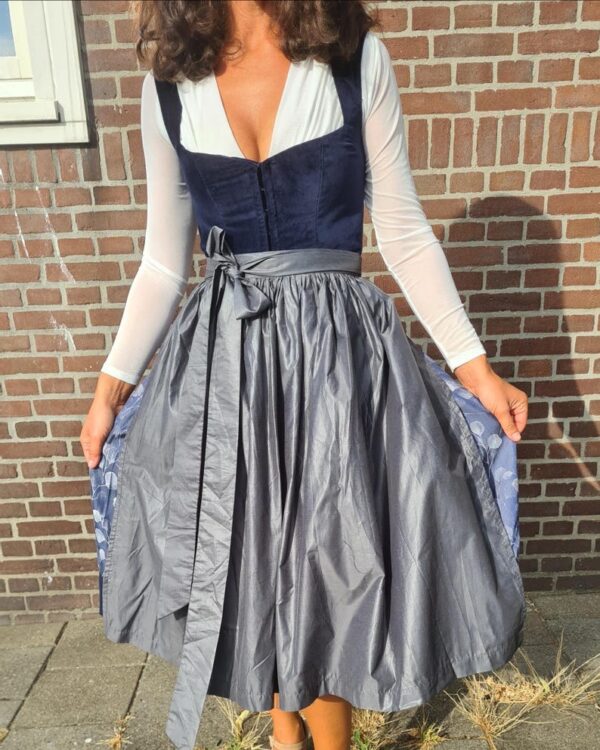 Dirndlkleid Trachtenkleid kaufen Traditionelles Gunstiges Designer Mode Festliches Exklusives Dirndl Oktoberfest dress Traditional German outfit Authentic Buy online shop Bavarian Modern fashion Exclusive sizes Festive trend Brand Luxury rosa dirndl